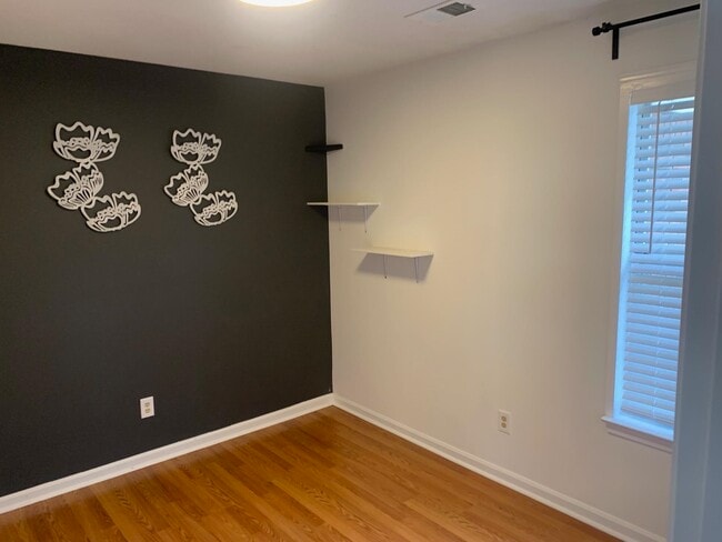 Building Photo - 5545 Oak Branch Cir N