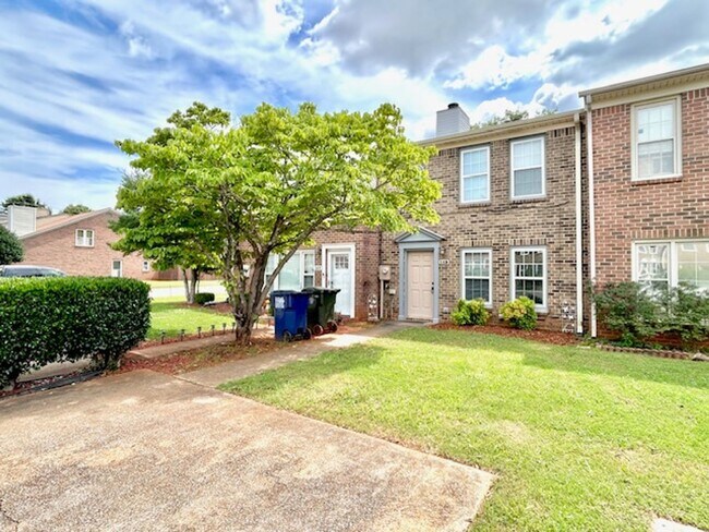 Building Photo - Beautiful Townhome in the Heart of Madison! MOVE IN SPECIAL!