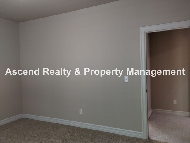 Building Photo - Elegant & Spacious 4 Bed & Bonus Home Buil...