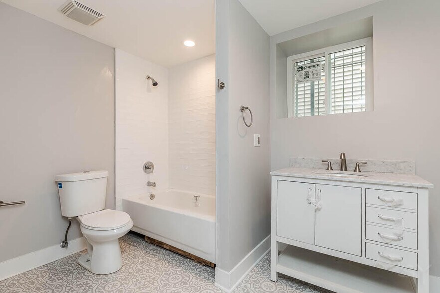 Building Photo - 2200 N Kenneth Ave