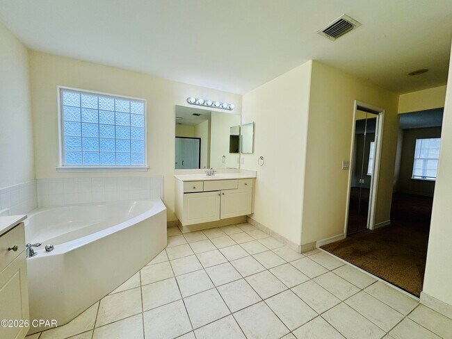 Building Photo - 409 Bainbridge St