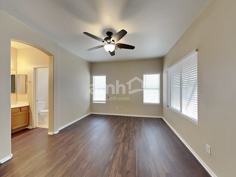Building Photo - 15640 W Magnolia St