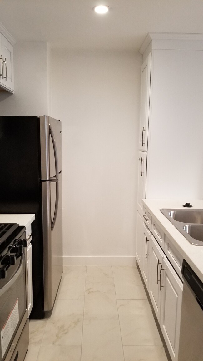 Building Photo - 6525 Woodley Ave