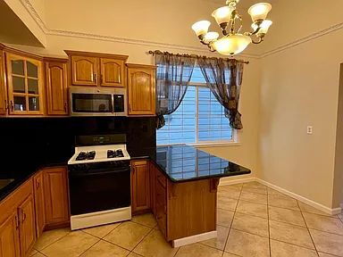 Building Photo - "Charming 2-Bed, 2-Bath Haven in the Heart of San Francisco!"