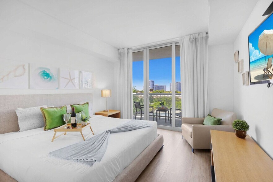 Building Photo - 2602 E Hallandale Beach Blvd