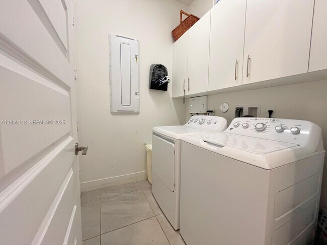 Building Photo - 10711 Aqua Ct