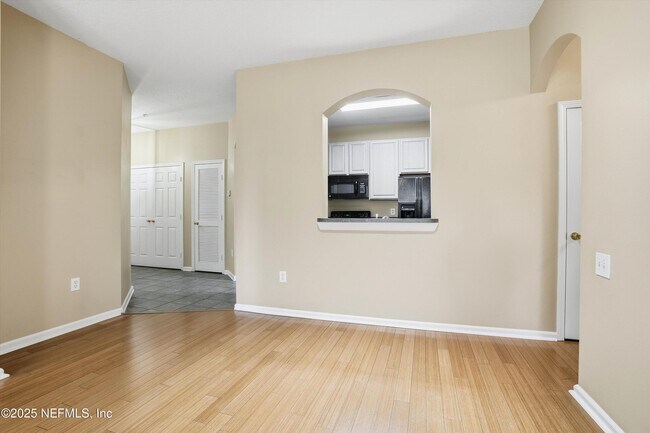 Building Photo - 10550 Baymeadows Rd