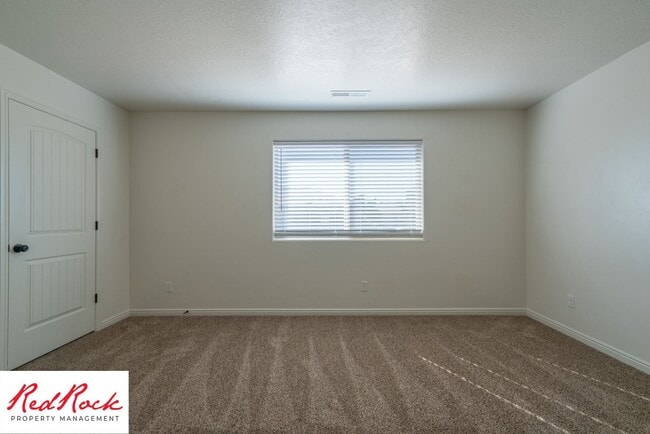 Building Photo - Conveniently located 3 Bedroom Townhome