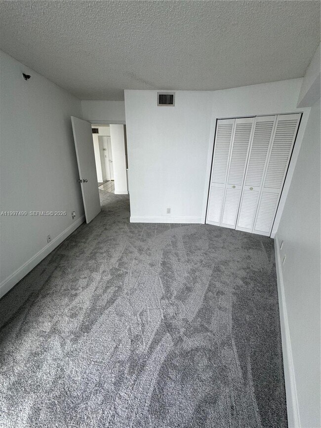 Building Photo - 3600 Mystic Pointe Dr