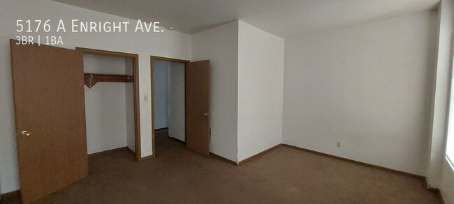 Building Photo - Enormous 2nd Floor Three Bedroom Apartment...