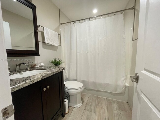 Building Photo - 557 De Leon Dr