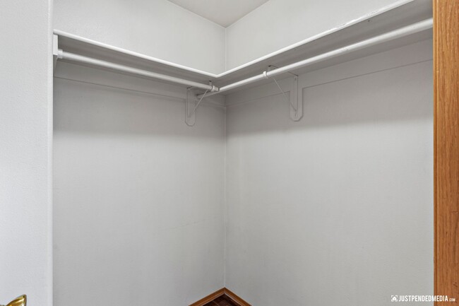 Building Photo - Spacious & Updated 3 Bedroom Duplex Near M...