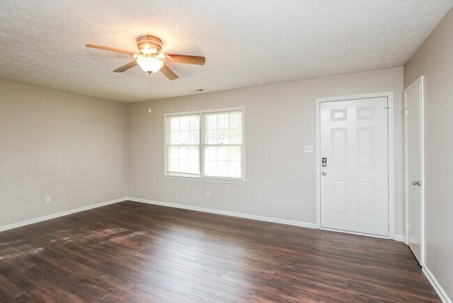 Building Photo - 925 Virginia Ct SE