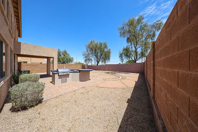 Building Photo - Welcome to this spacious 4 bedroom, 2.5 ba...