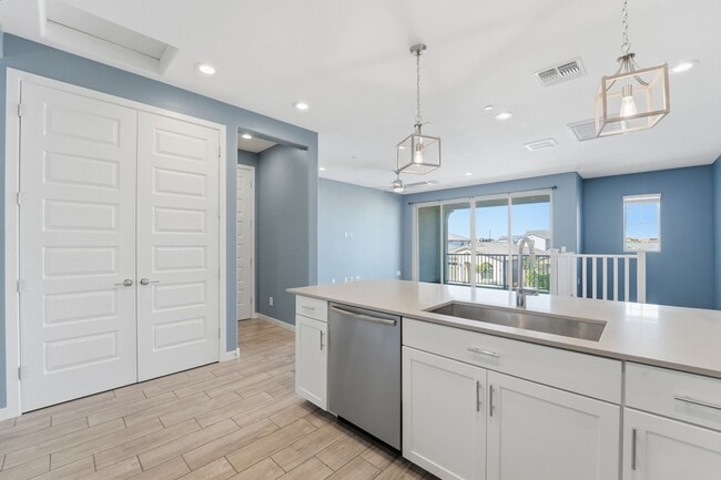 Building Photo - ** Like new Luxurious Modern townhome with 2 Master Suits in Warner Meadows**