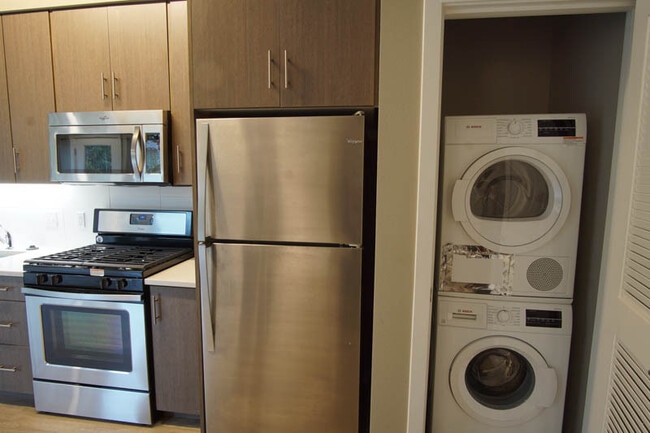 Building Photo - Stylish Garden Level-1 Bdr  w/ Dishwasher & Laundry in Sellwood!