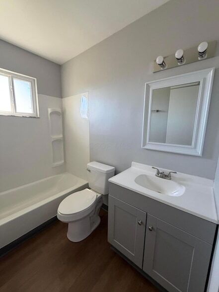 Building Photo - 1975 Dunbar Dr