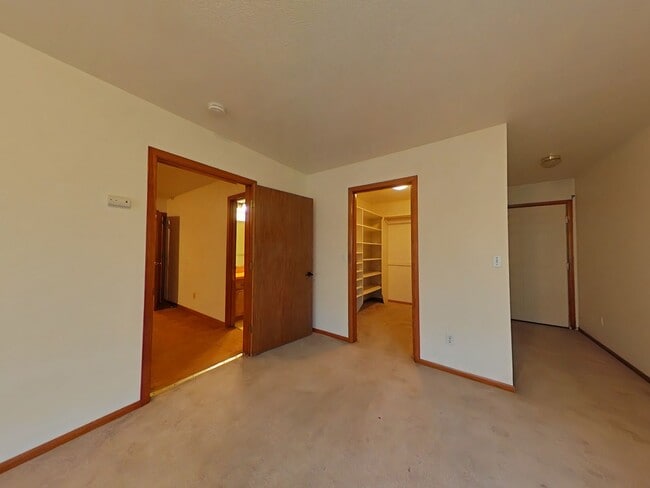 Building Photo - 4 Bedroom House ~ Albany