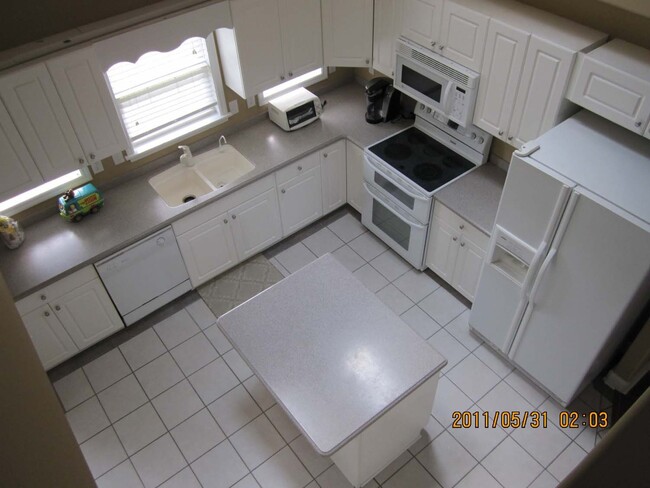 Building Photo - 3 bedroom 3 bath with Fenced in Yard in Ta...
