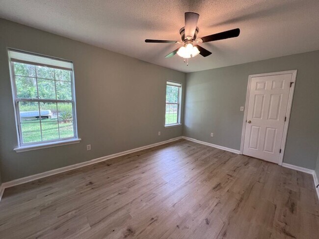 Building Photo - 2 Bedroom 2 Bath Duplex