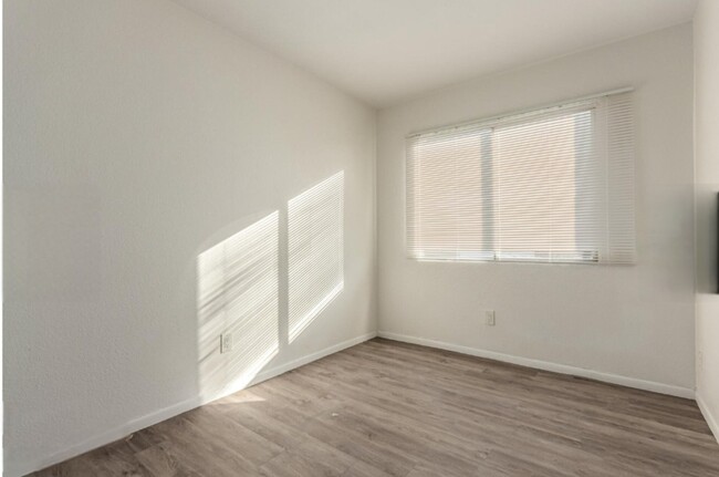 Building Photo - 4523 E Wood St