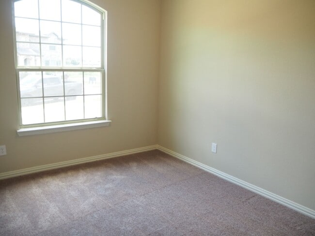 Building Photo - Like NEW 3 Bed - 3 Bath Townhome in Denton