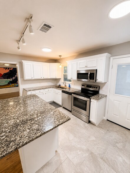Building Photo - 8504 Happy Valley Trl