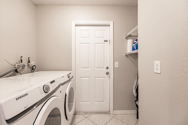 Building Photo - "Charming 3-Bedroom Home with 2 Full Baths and Spacious 2537 Sq Ft in North Port, FL!"