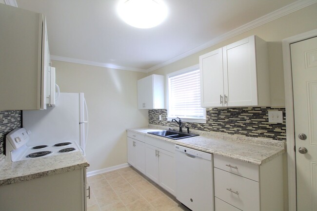 Building Photo - Renovated 2 bedroom Townhome in Belmont!