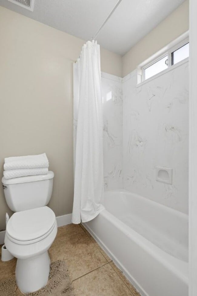 Building Photo - FULLY FURNISHED 3 Bed/2.5 Bath Home!