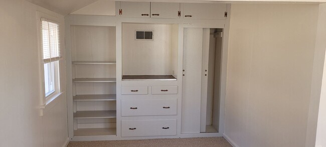 Building Photo - 2 Bed 1 Bath