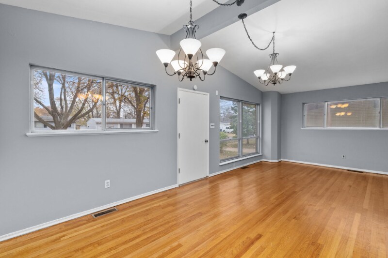 Building Photo - 550 Versailles Dr