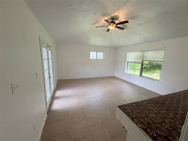 Building Photo - 6622 Castleview Ln