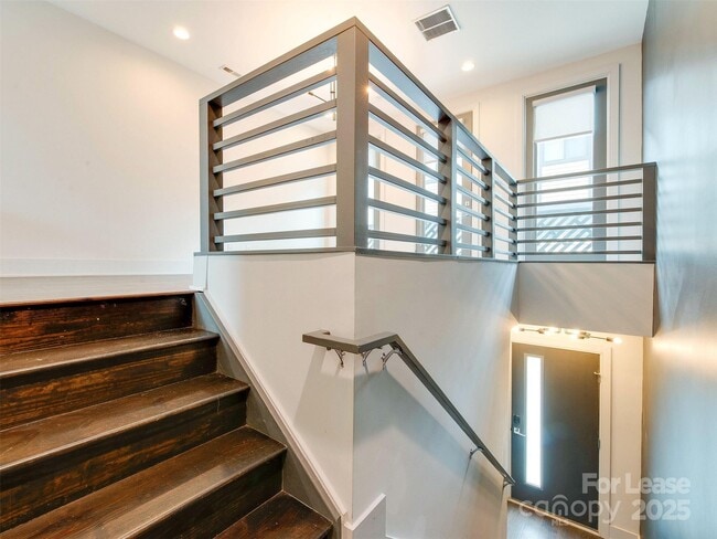 Building Photo - 225 Domain Way