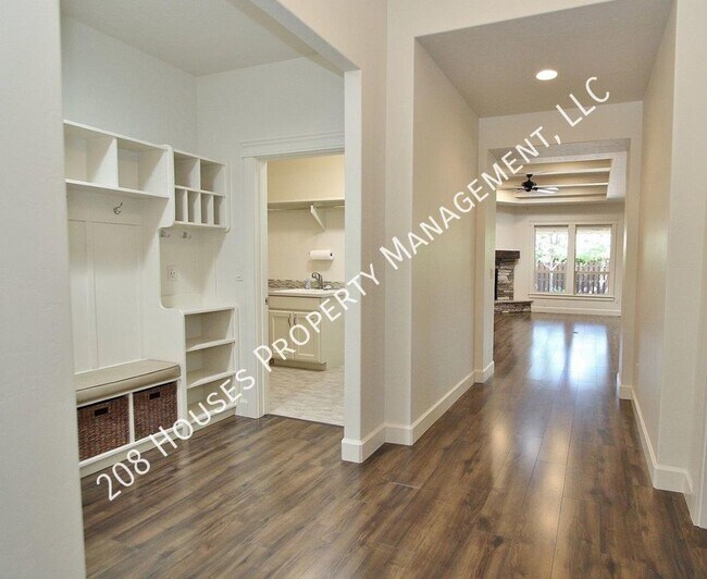 Building Photo - Immaculate Single-Level Home