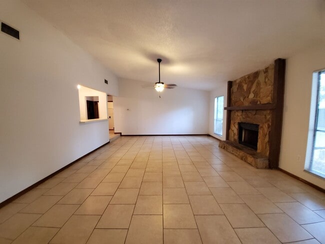 Building Photo - Spacious 3 bedroom/2bath/2 car garage in Lake Sarasota - Coming February