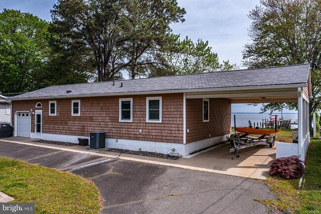 Building Photo - 627 Popes Creek Ave