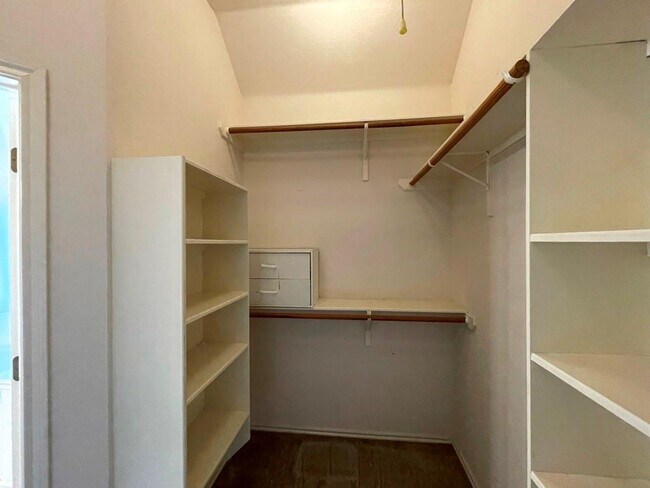 Building Photo - 1716 Rosenborough Ln S