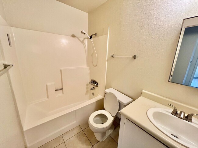 Building Photo - Upstairs 2BD/2BTH with Central A/C, Privat...