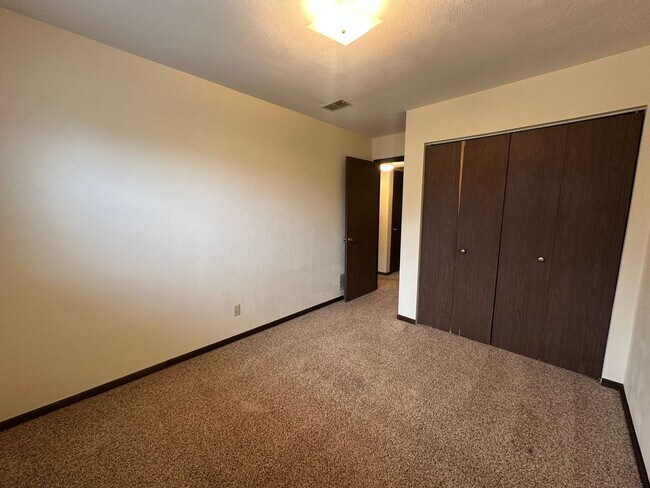 Building Photo - 2 Bedroom/1 Bath Apartment For Rent