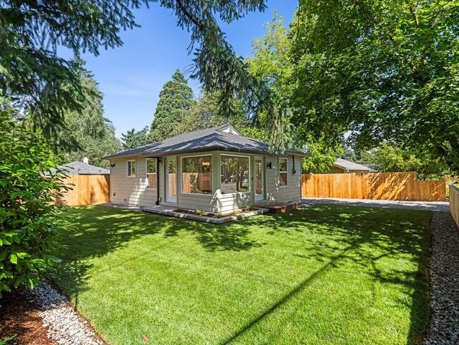 Building Photo - Light-Filled, Fully Remodeled 2?Bed / 1?Ba...