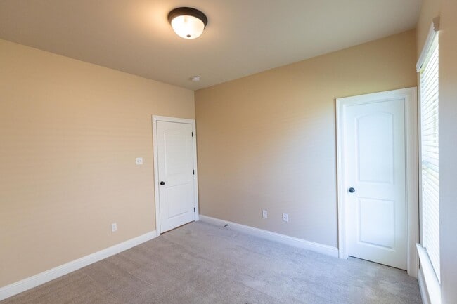 Building Photo - BEAUTIFUL RENTAL IN GATED COMMUNITY!