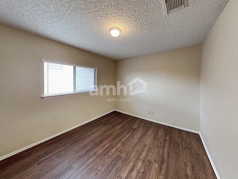 Building Photo - 6678 Snow Meadow Dr