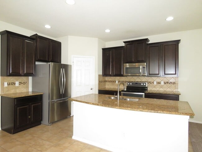 Building Photo - Beautiful Townhouse 3/2.5/2cg $2300mo