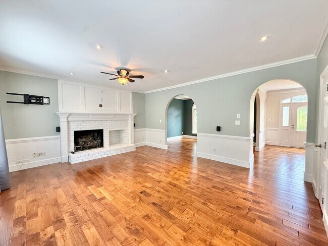 Building Photo - Luxurious 5BD, 4.5BA North Raleigh Home wi...