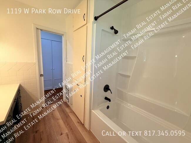 Building Photo - 1119 W Park Row Dr