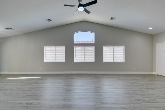 Building Photo - REMODELED 5 BEDROOM HOME IN NORTH LAS VEGAS