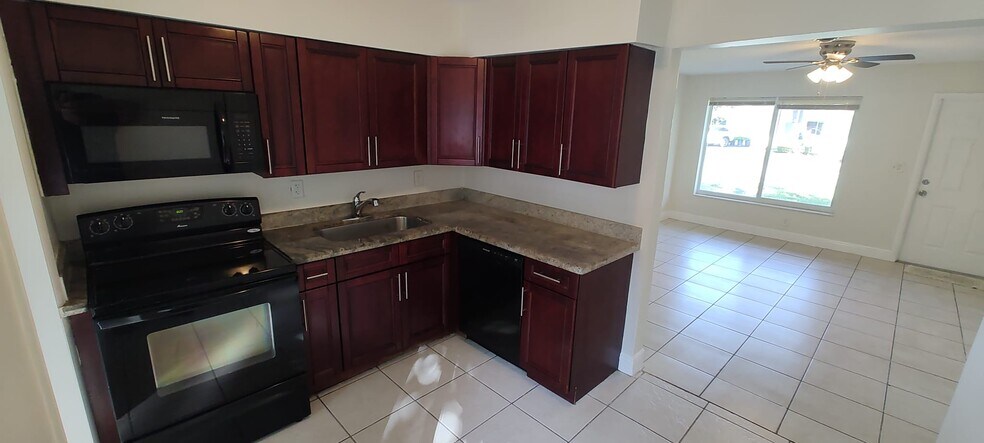 Building Photo - 2504 NW 9th Ln