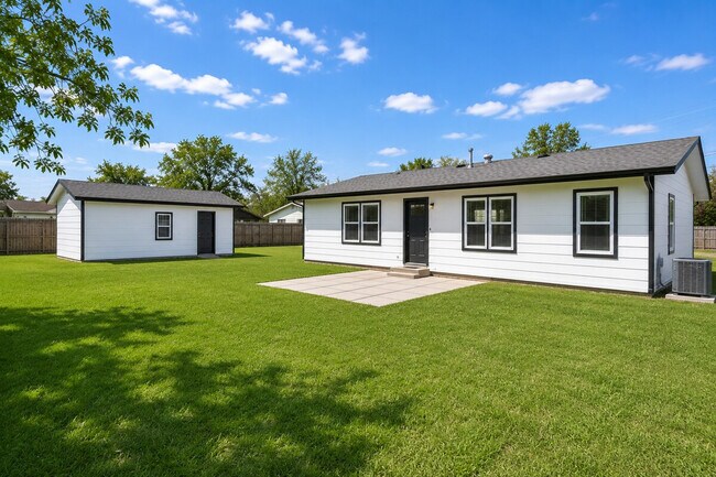 Building Photo - 4301 Sherwood Dr
