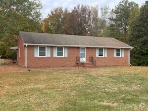 Building Photo - Well Maintained brick ranch home